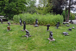 Kamenné zahradní sochy v ZOO Dvůr Králové