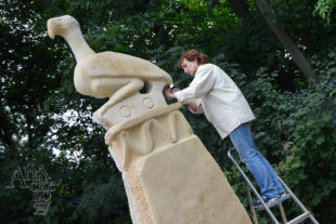Blanka Žáčková pracuje na soše Kouzlo Zimbabwe