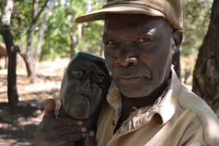 Sochař Ali Chitaro a jeho socha