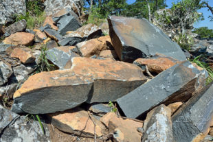 Kámen zbývá dopravit do Tengenenge