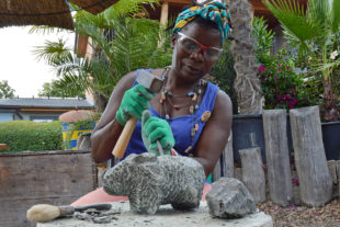Sochařka Maudy Muhoni při práci v Safari Parku