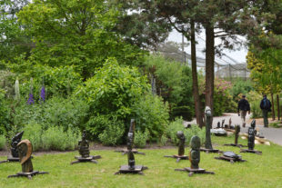 Výstava kamenných soch z Tengenenge v Safari Parku Dvůr Králové
