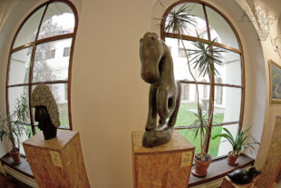 Africké sochy v galerii Ambit Praha