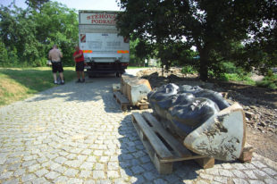 Transport afrických soch do Botanické zahrady