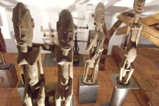 Africké sochy v Pelléově vile