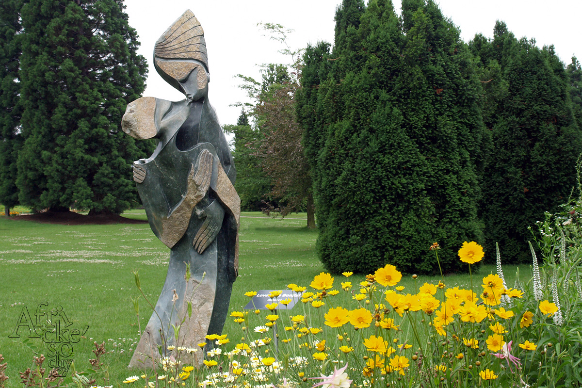 Sochy do zahrady, autorem sochy je Lovemore Bonjisi