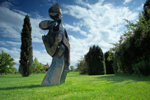 Garden statues: Lovemore Bonjisi - Lovers (Loaned to Botanical Gardens in Prague - Troja)