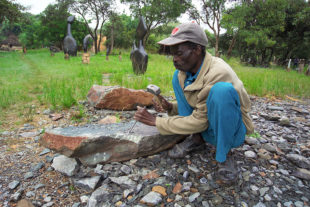 Osekávání kamene majzlíkem – sochař Josiah Manzi