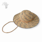 Dívčí klobouček pletený z trávy