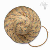 Dívčí klobouček pletený z trávy