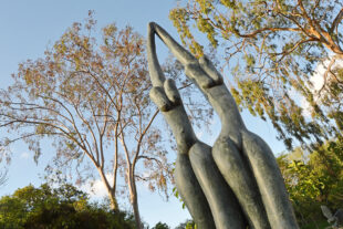 Chapungu sculpture park a Roy Guthrie