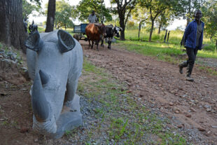 Tengenenge – galerie soch pod širým nebem