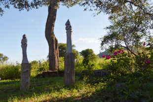 Tengenenge – galerie soch pod širým nebem