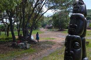 Tengenenge – galerie soch pod širým nebem