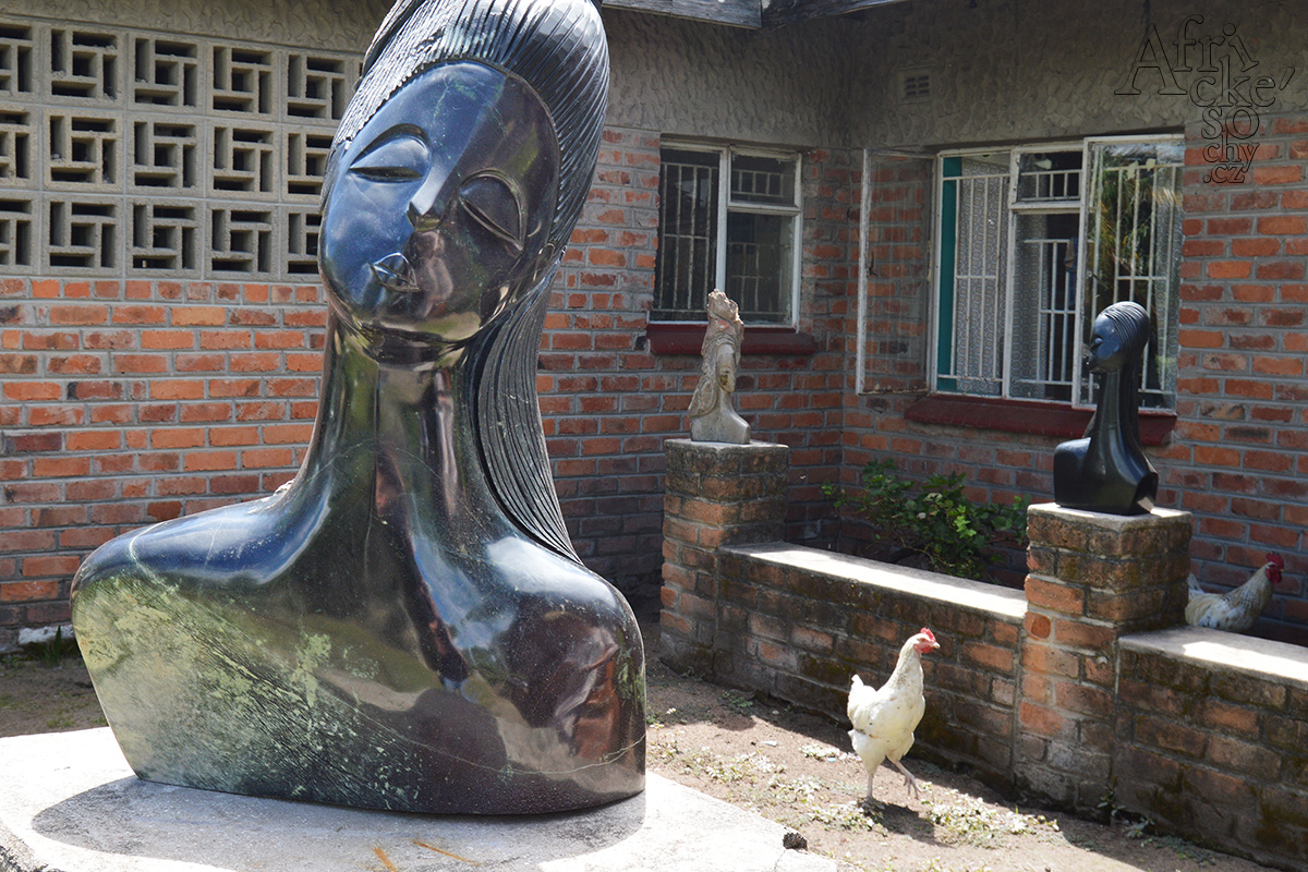 Tutani Mgabazi - sochy v jeho ateliéru