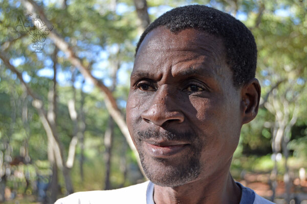 Sochař Cloudious Muhomba - Tengenenge 2024