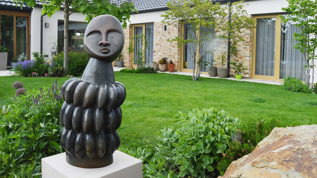 Kam umístit sochu podle feng šuej - socha ženy v zahradě