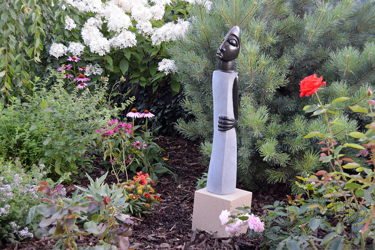 Kamenná socha jako dárek do zahrady. Autorem je zimbabwský sochař Sample Kafara.