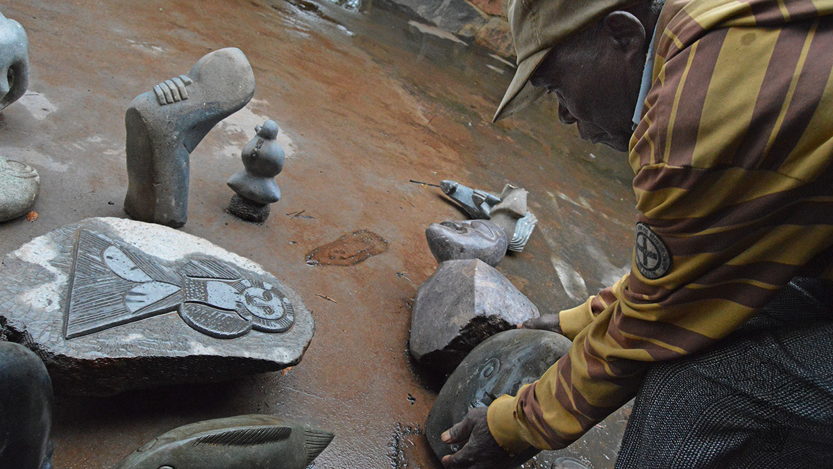 Tisk z kamene v Tengenenge – zapomenutá kapitola zimbabwského sochařství