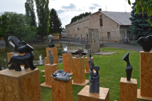 Kamenné sochy ze Zimbabwe na festivalu Umění nás spojuje v Kostelci nad Černými lesy