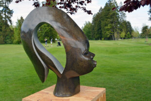 Kamenné sochy ze Zimbabwe na hřišti Royal Golf Club Mariánské Lázně